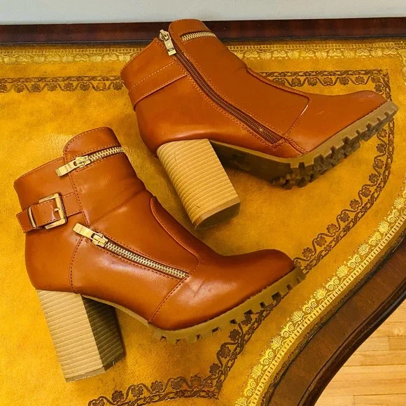 M&L Mango Rugged Biker Block Heel Zippered Lug Sole Ankle Bootie Boots Size 9 - Picture 1 of 11
